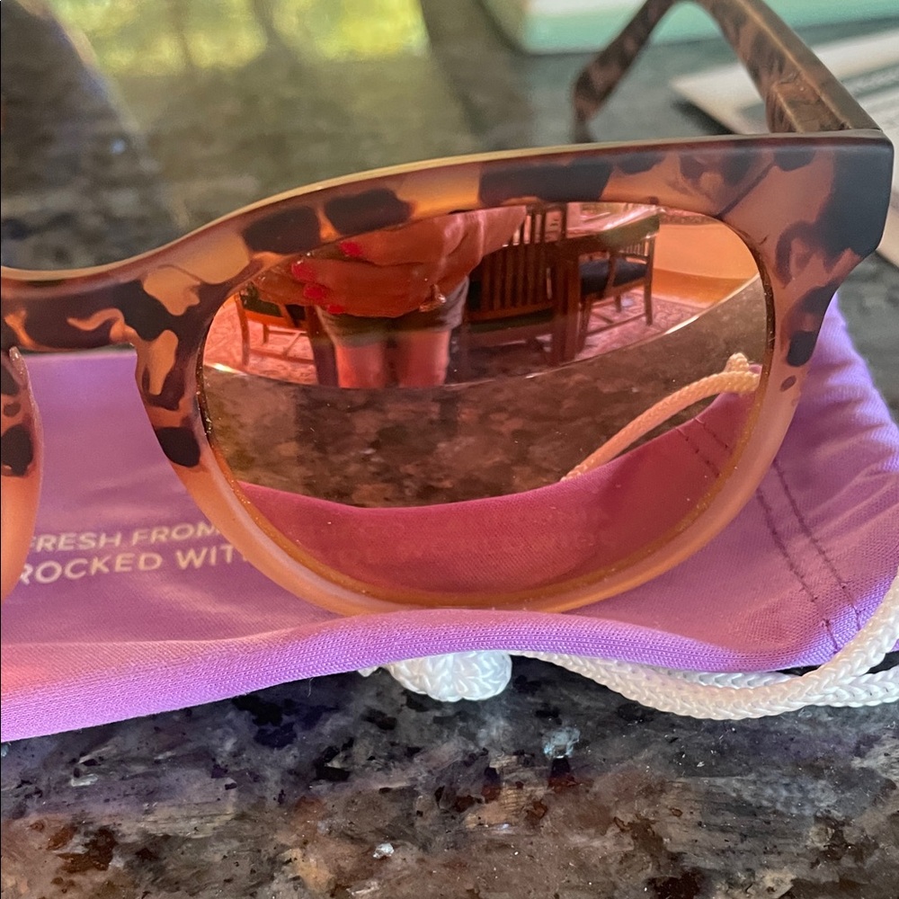 Blenders Heart Rush Eyewear Polarized Sun Glasses - Picture 3 of 11